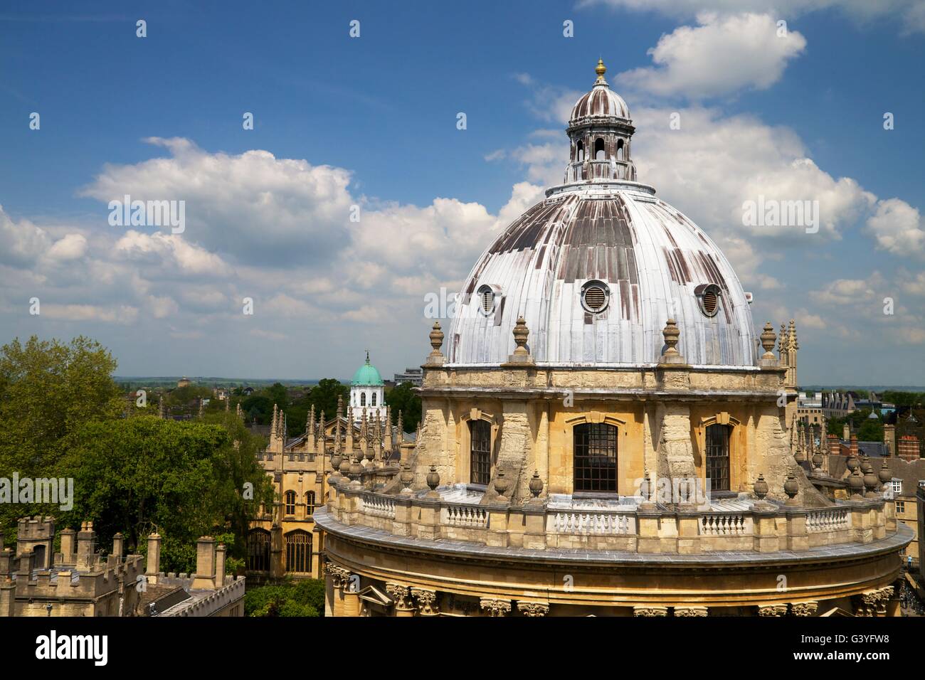 Vue sur le toit de l'Université de Radcliffe Camera église Sainte Marie la Vierge, Oxford, Oxfordshire, Angleterre, Royaume-Uni, Union européenne Banque D'Images