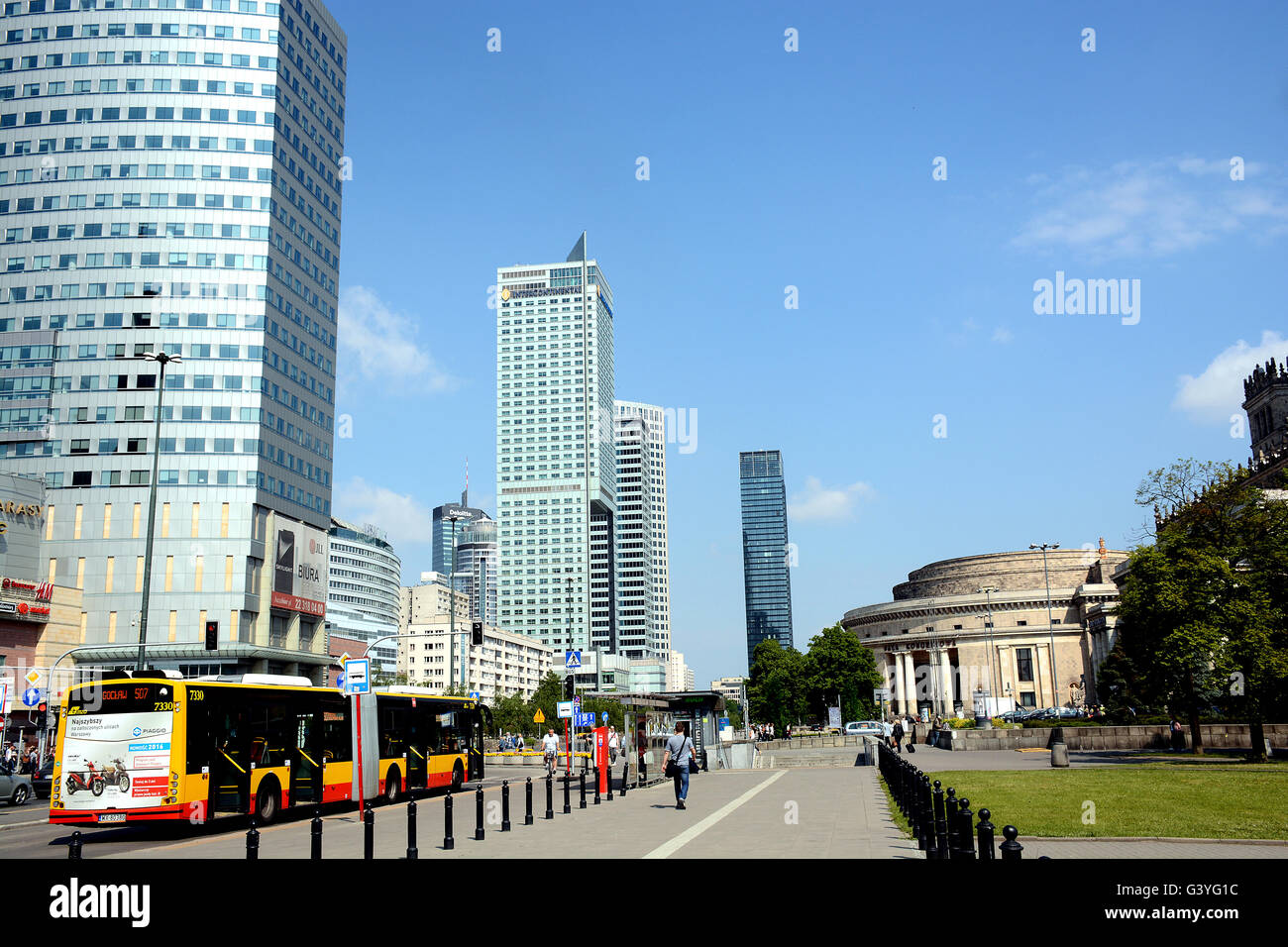 Scène de rue quartier des affaires de l'hôtel Intercontinental Varsovie Pologne Banque D'Images Scène de rue quartier des affaires de l'hôtel Intercontinental Varsovie Pologne Banque D'Images