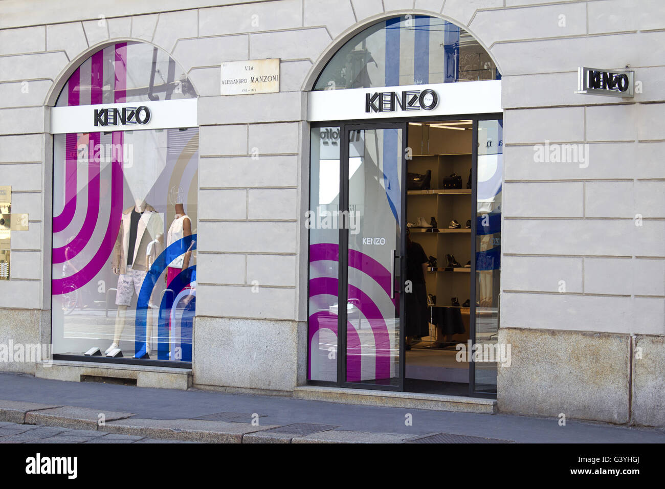 Kenzo femme haute couture et accessoires de shopping à Milan Fashion  District Photo Stock - Alamy