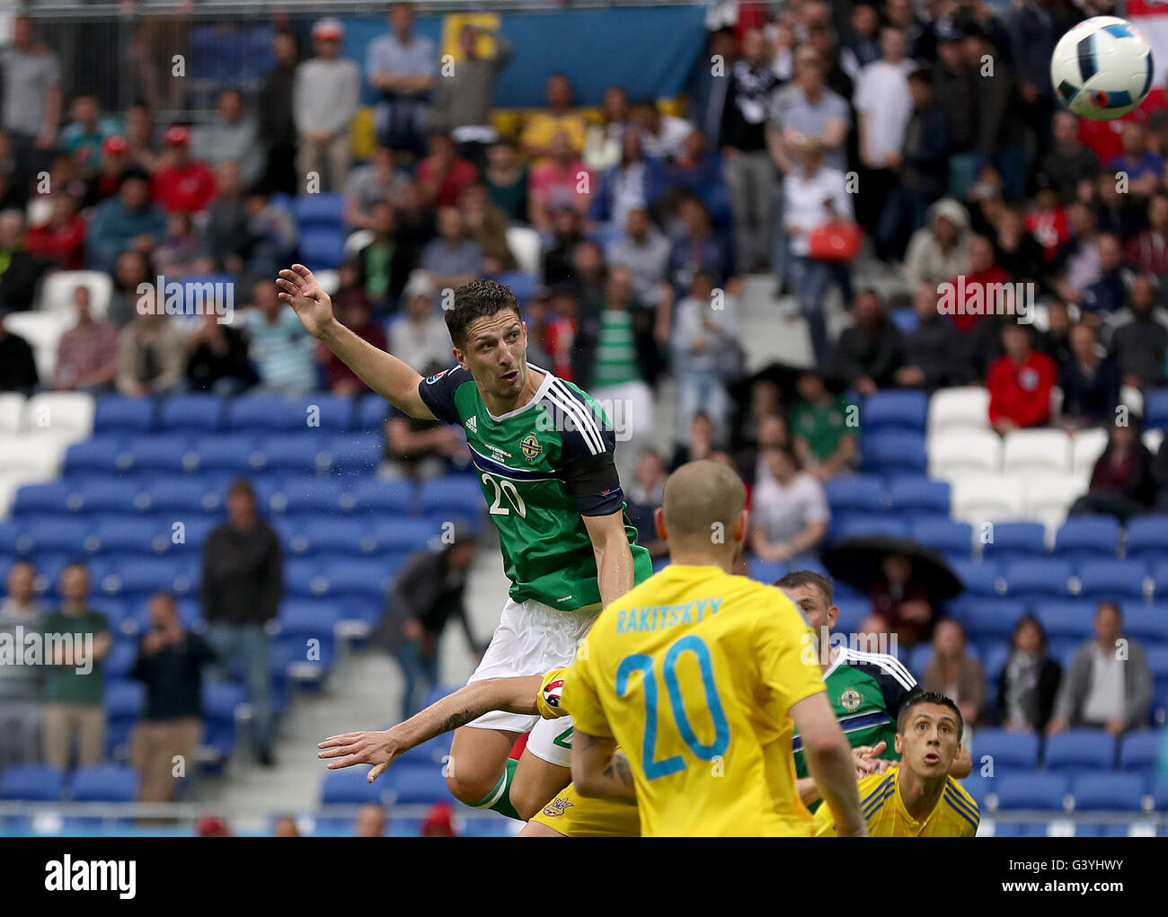 L'Irlande du Nord Craig Cathcart (haut) en action au cours de l'UEFA Euro 2016, Groupe C match au Parc Olympique Lyonnais, Lyon. ASSOCIATION DE PRESSE Photo. Photo date : Jeudi 16 juin 2016. Voir l'ACTIVITÉ DE SOCCER histoire n'Irlande. Crédit photo doit se lire : Nick Potts/PA Wire. RESTRICTIONS : Utiliser l'objet de restrictions. Usage éditorial uniquement. Les ventes de livres et de magazines autorisée s'est pas uniquement consacré à chaque joueur/équipe/match. Pas d'utilisation commerciale. Appelez le  +44 (0)1158 447447 pour de plus amples informations. Banque D'Images