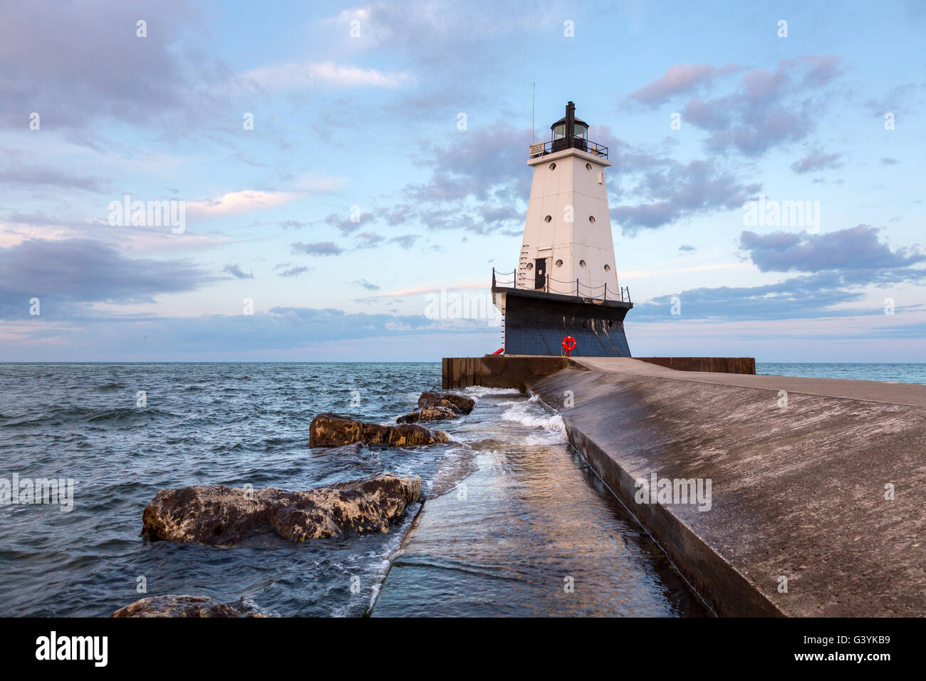 Phare de Ludington Pier. Le brise-lames Nord Pier Lighthouse à Ludington Michigan s'élève au-dessus du lac Michigan avec un ciel tôt le matin. Banque D'Images