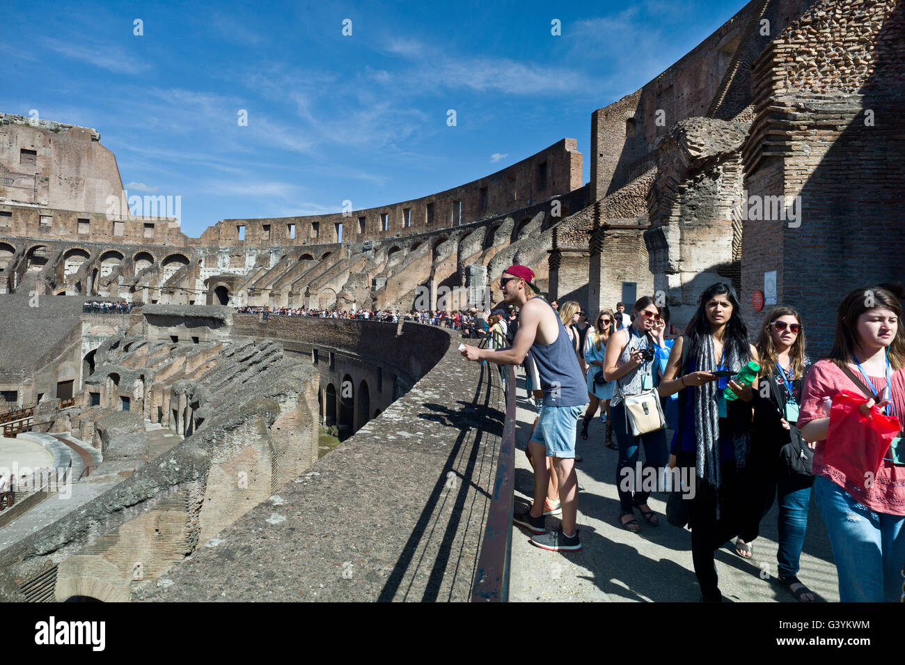 Les touristes à l'intérieur du Colisée Rome Italie Mai 2016 Banque D'Images