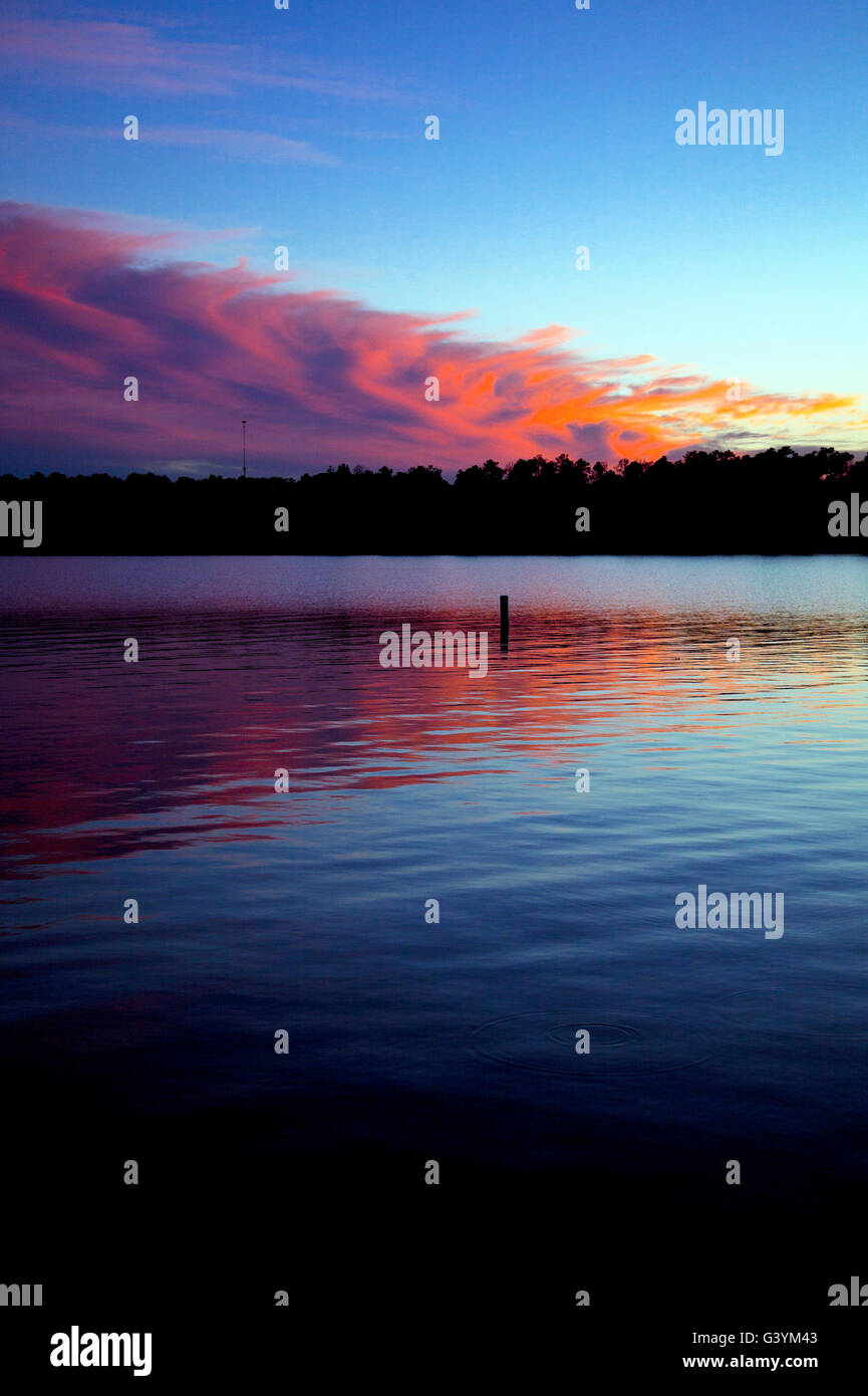 Coucher du soleil, le lac de Conroe, au Texas. Banque D'Images