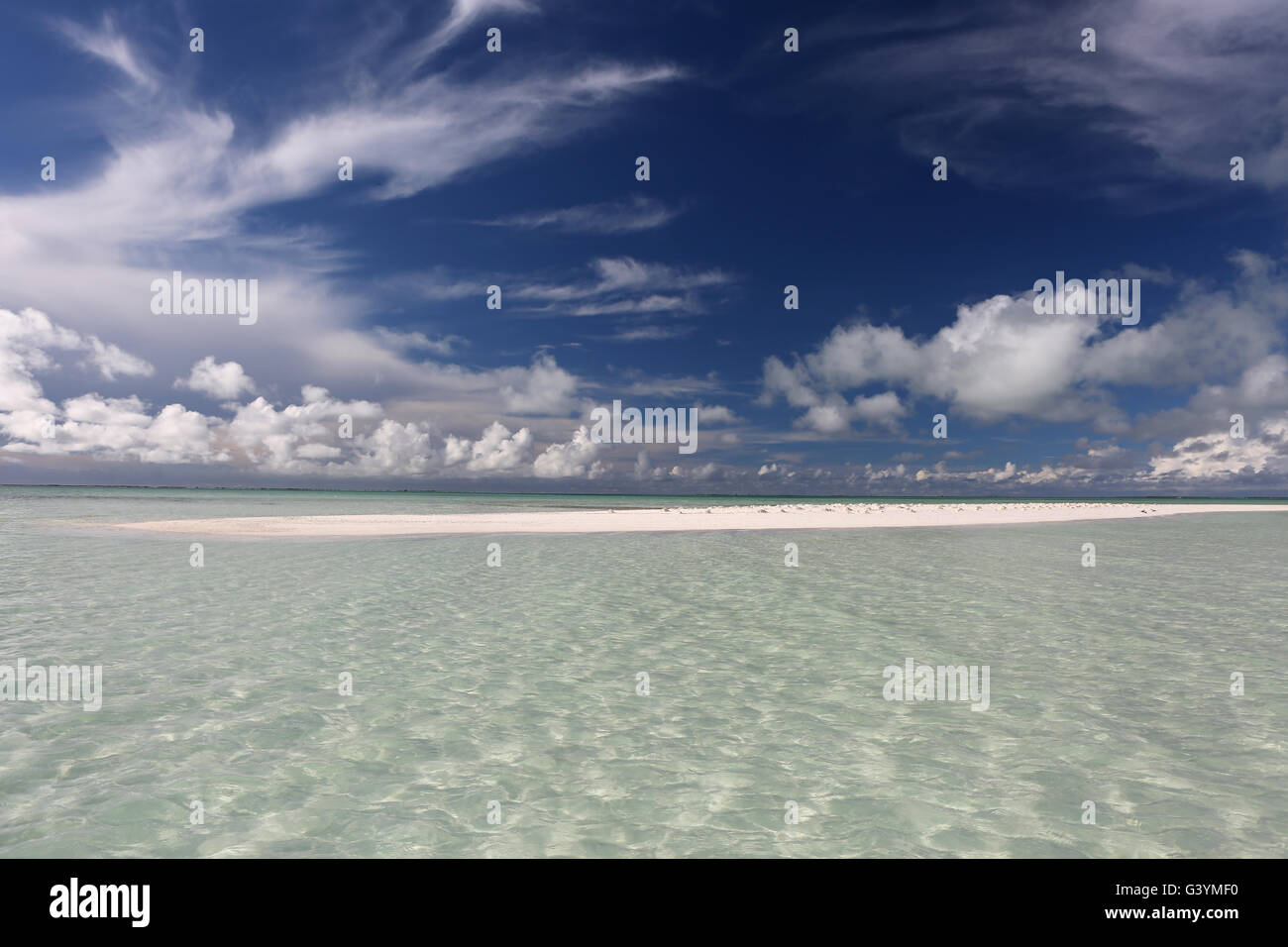 Ciel bleu plus de télévision dans le lagon, l'île Christmas, Kiribati Banque D'Images