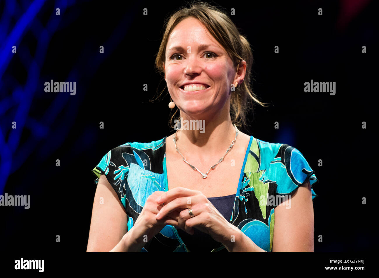 Dr Anne Critchlow, neuroscientifique, Cambridge, présentateur de télévision scolaire, sciences popularist, parlant sur scène à l'Hay Festival, le samedi 28 mai 2016 Banque D'Images