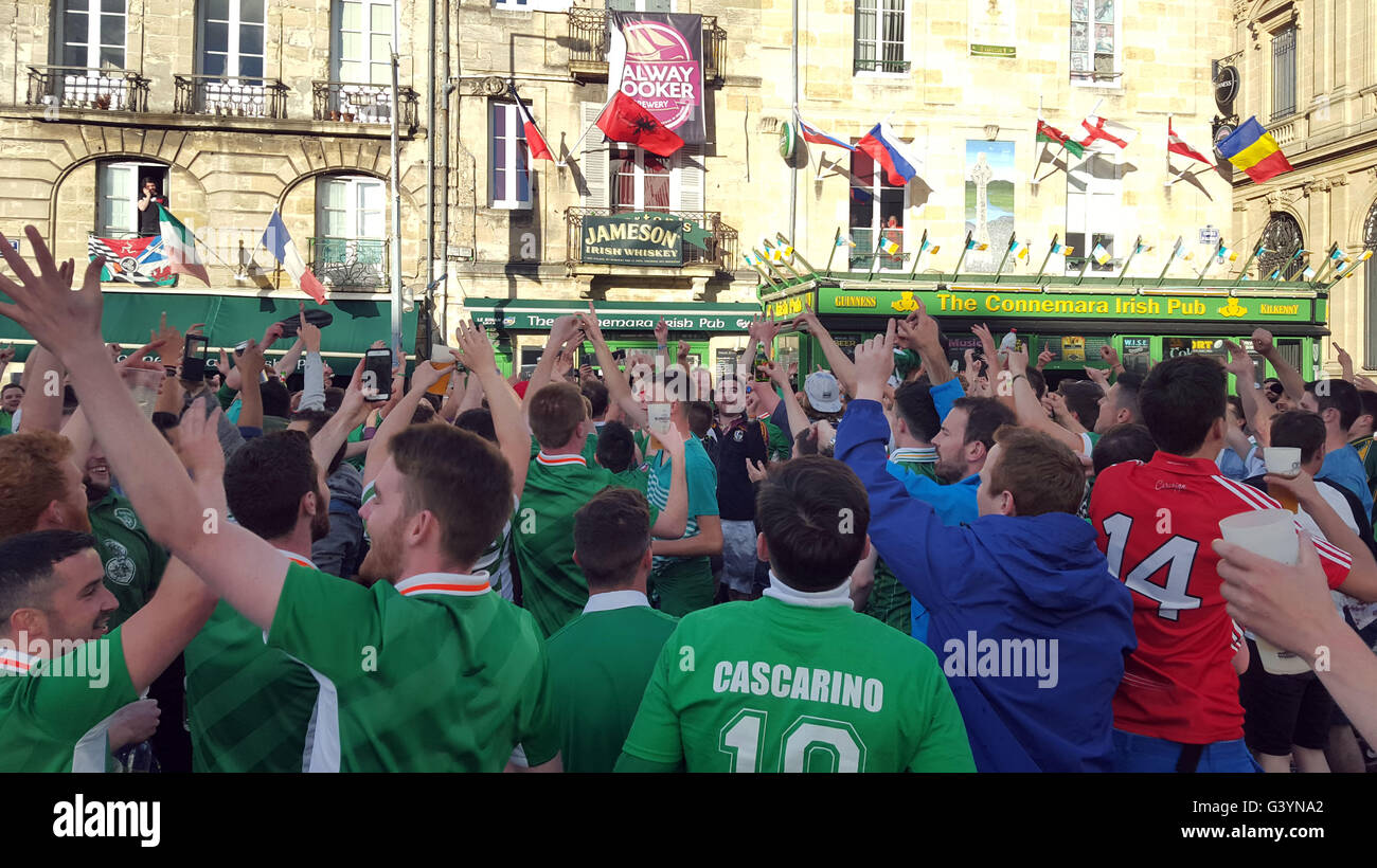 Des fans irlandais se rassemblent à l'Connemara Irish Pub dans la pittoresque ville de Bordeaux avant le match contre la Belgique le samedi. Banque D'Images