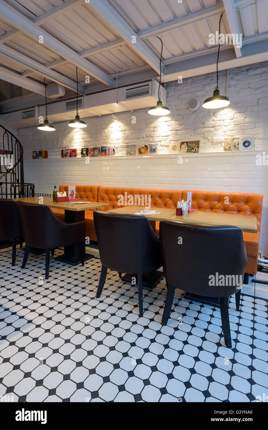 Café-restaurant à l'éclairage intérieur avec personne Photo Stock - Alamy