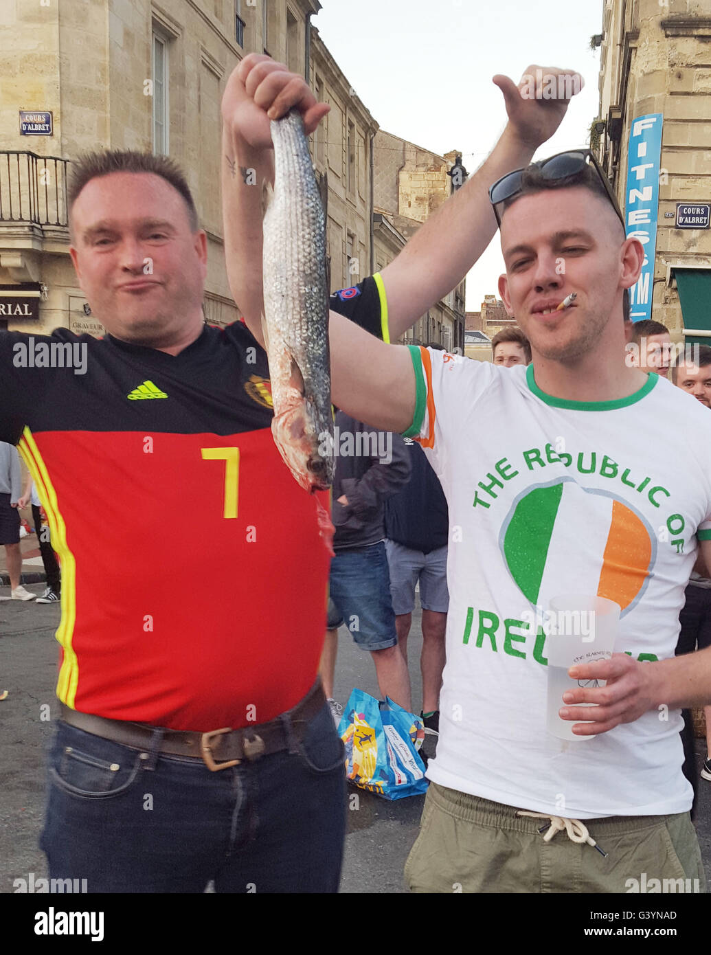 Des fans irlandais se rassemblent à l'Connemara Irish Pub dans la pittoresque ville de Bordeaux avant le match contre la Belgique le samedi. Banque D'Images