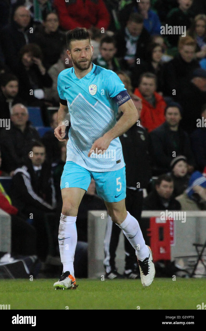 Belfast, en Irlande du Nord - 28 mars 2016. L'Irlande du Nord 1 Slovénie 0 (amical). Boštjan Cesar (5) La Slovénie. Banque D'Images