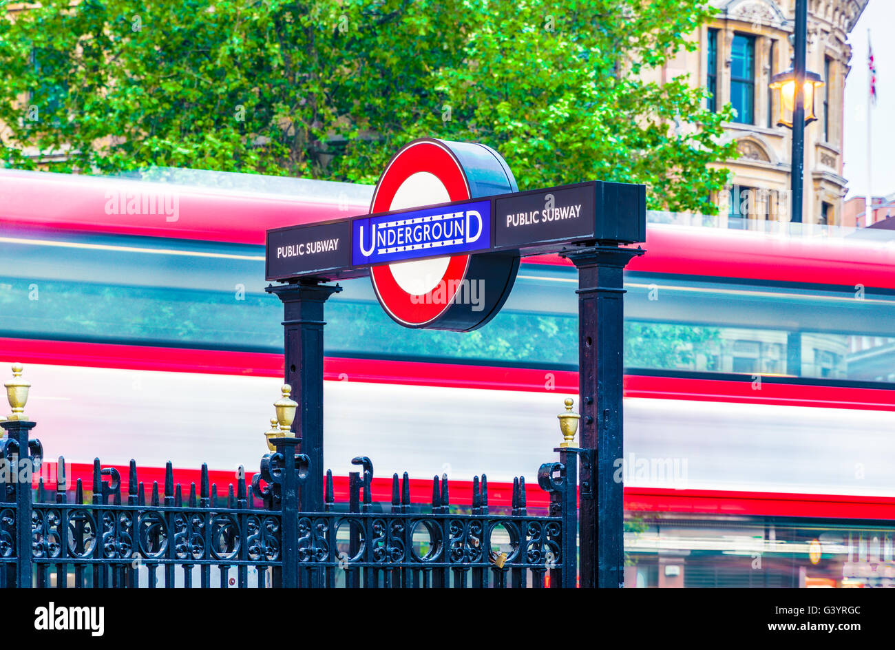 Londres, UK - 7 juin 2017 - signe de Métro et bus à deux étages en mouvement au Charing Cross Banque D'Images