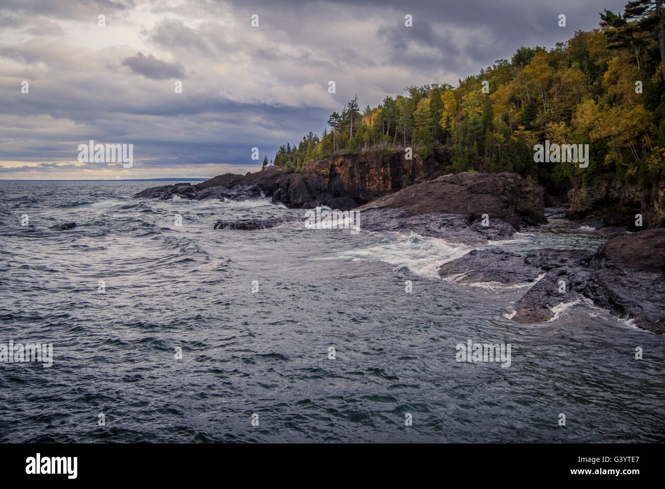 Marquette de l'automne. Falaises rocheuses sur le lac Supérieur dans Presque Isle Park à Marquette, Michigan. Banque D'Images