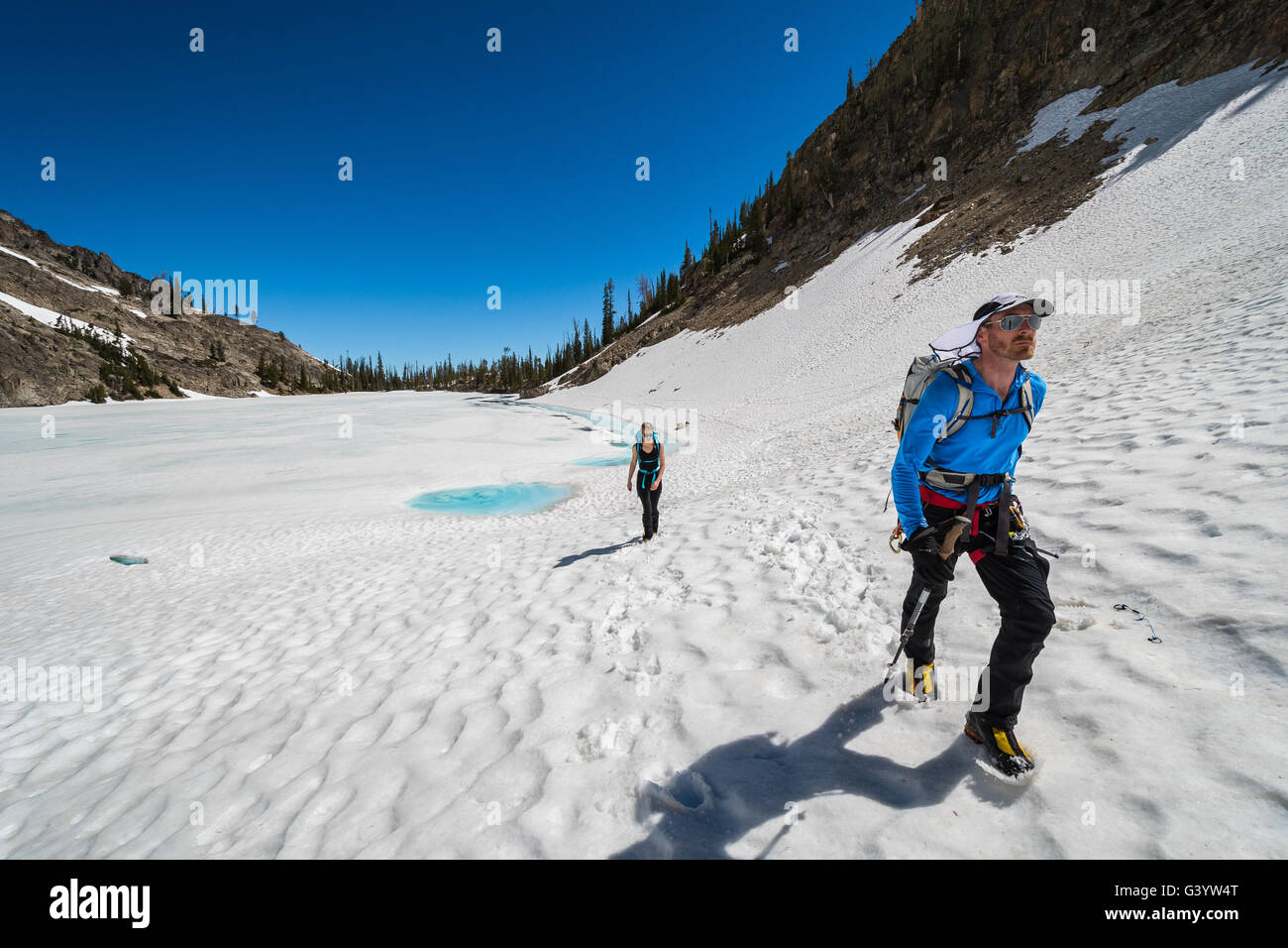 Brandon Prince et Noelle Synder sur la route pour faire l'ascension du mont Heyburn dans la gamme de montagne de scie Banque D'Images