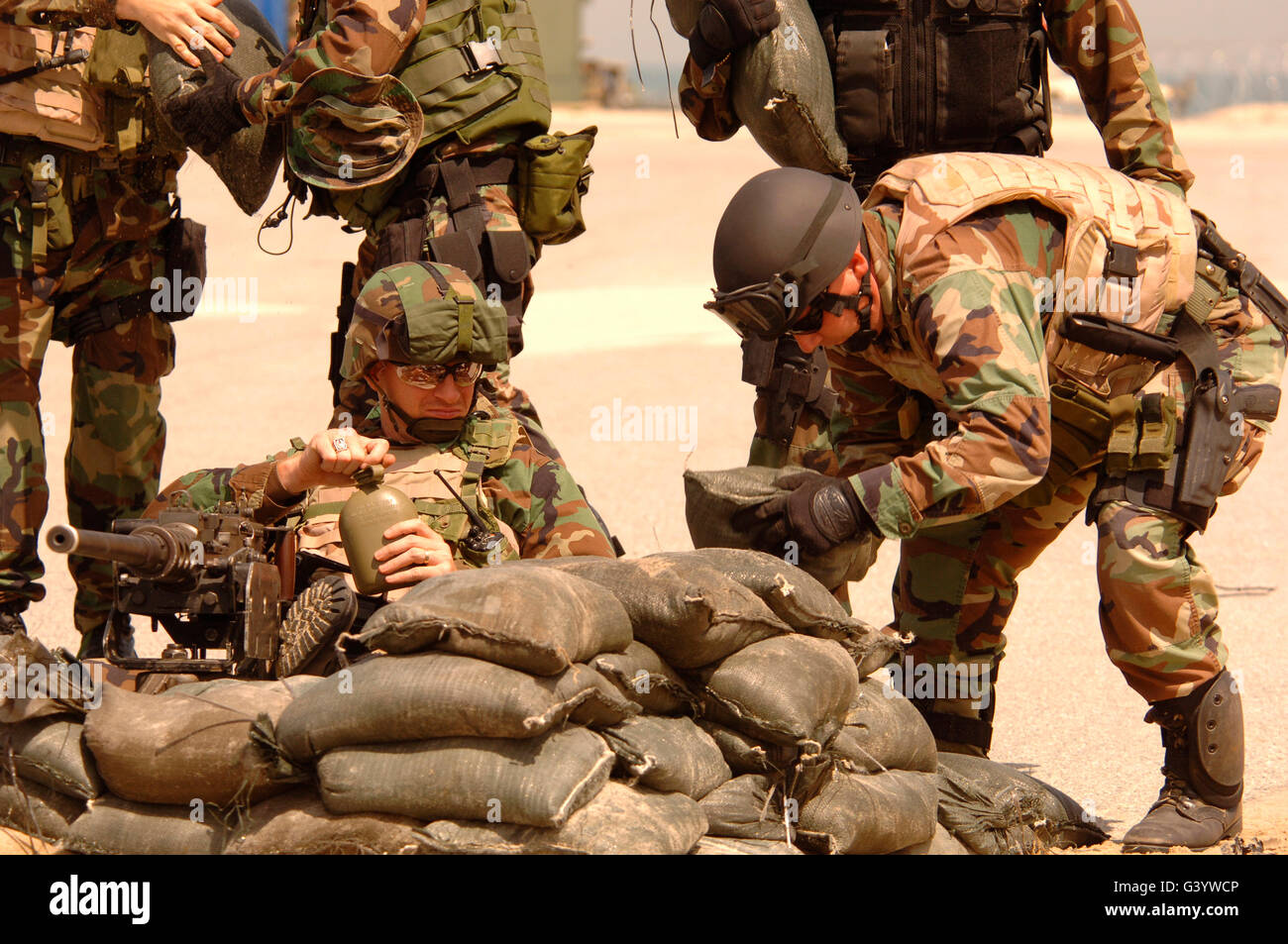 Pile marins sacs de sable autour d'un compagnon manning de calibre 50 d'une mitrailleuse. Banque D'Images