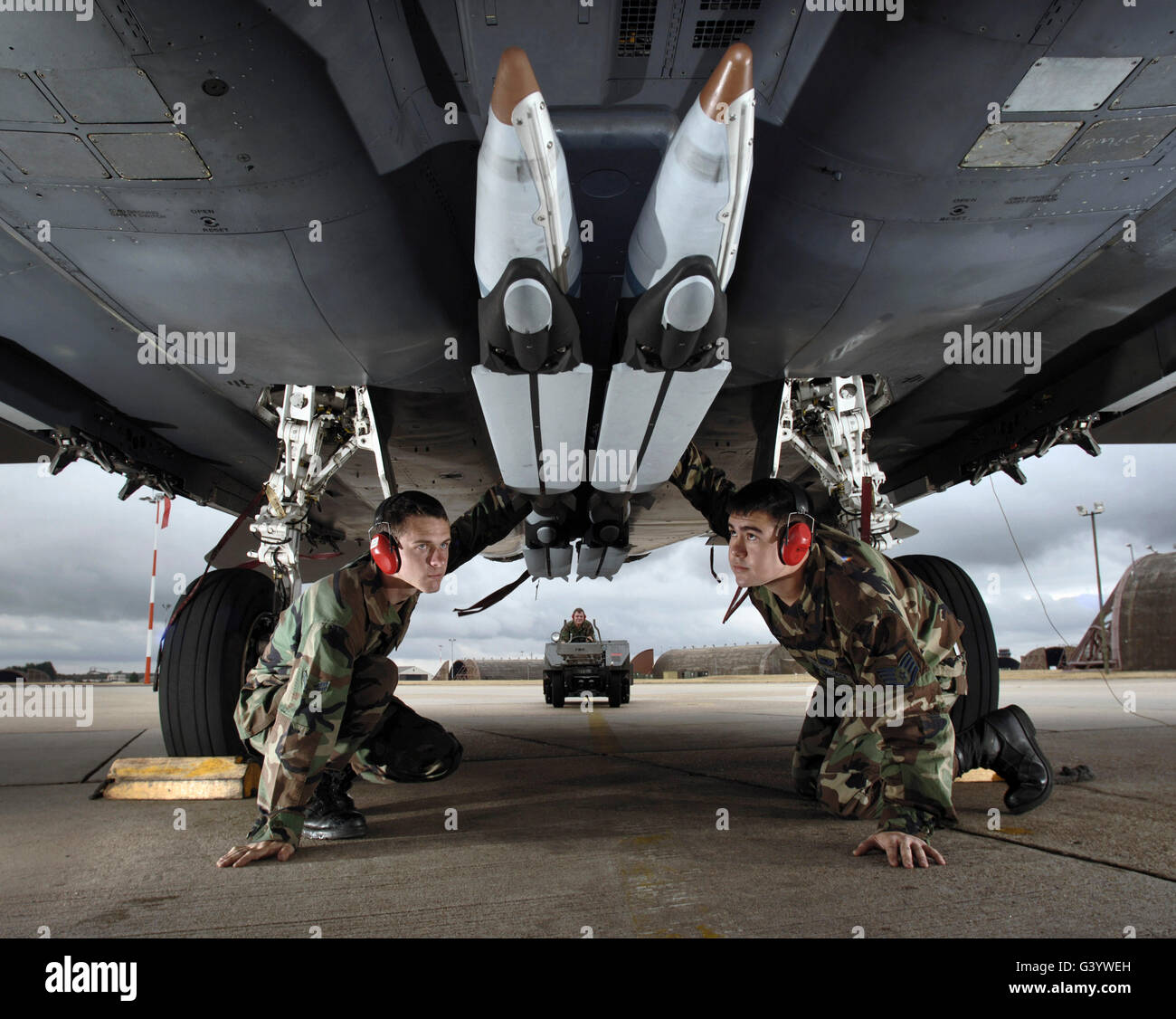 Vérifier les aviateurs GBU-39 bombes de petit diamètre, chargé à bord d'un F-15E Strike Eagle. Banque D'Images