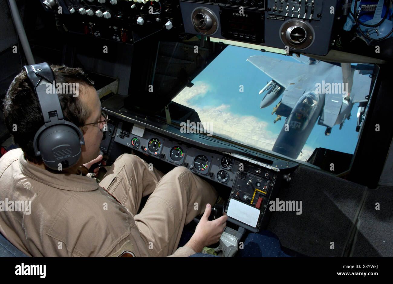 Ravitaille de l'opérateur un F-16 Fighting Falcon. Banque D'Images