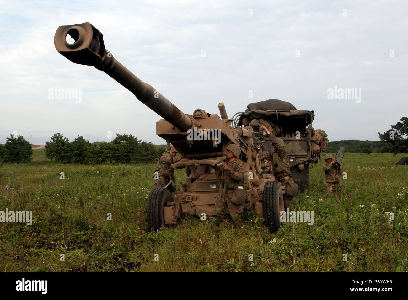 Marines mis en place un obusier M198 155mm. Banque D'Images