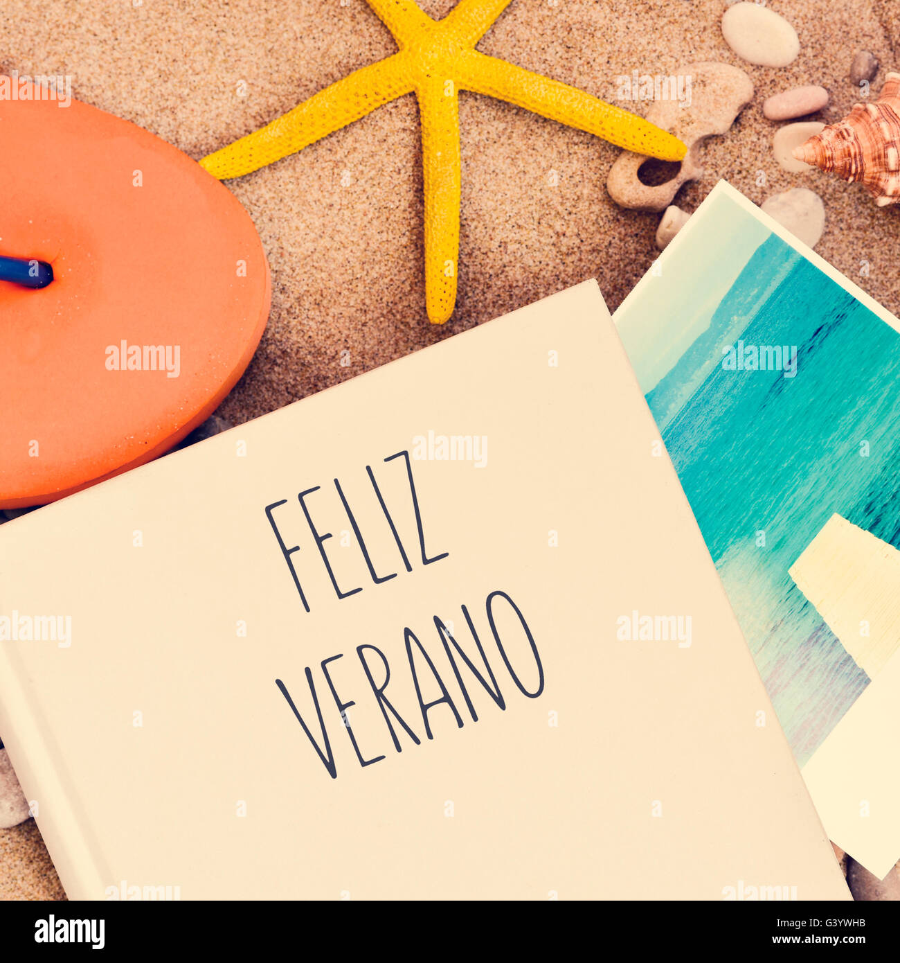 Capture d'un grand angle d'un livre avec le texte feliz verano, bonnes  vacances en espagnol écrit dans son couvercle orange, une volte-face, un  starf Photo Stock - Alamy
