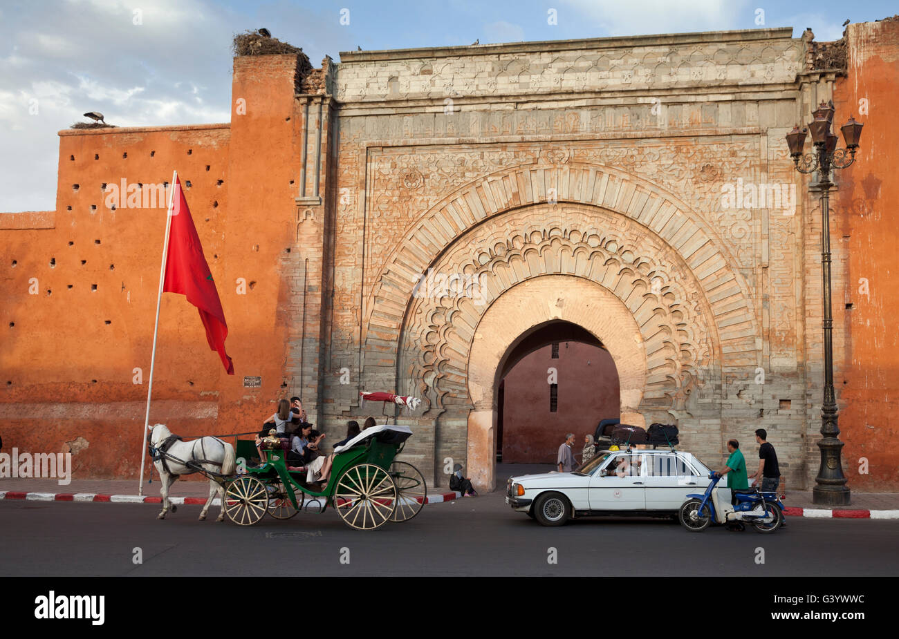 L'une des portes dans les murs de la ville antique à Marrakech, Maroc Banque D'Images