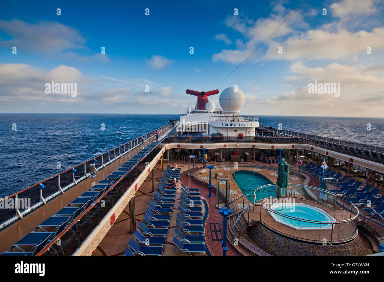 À le pont du bateau de croisière tout en voyageant à travers l'Océan des Caraïbes Banque D'Images