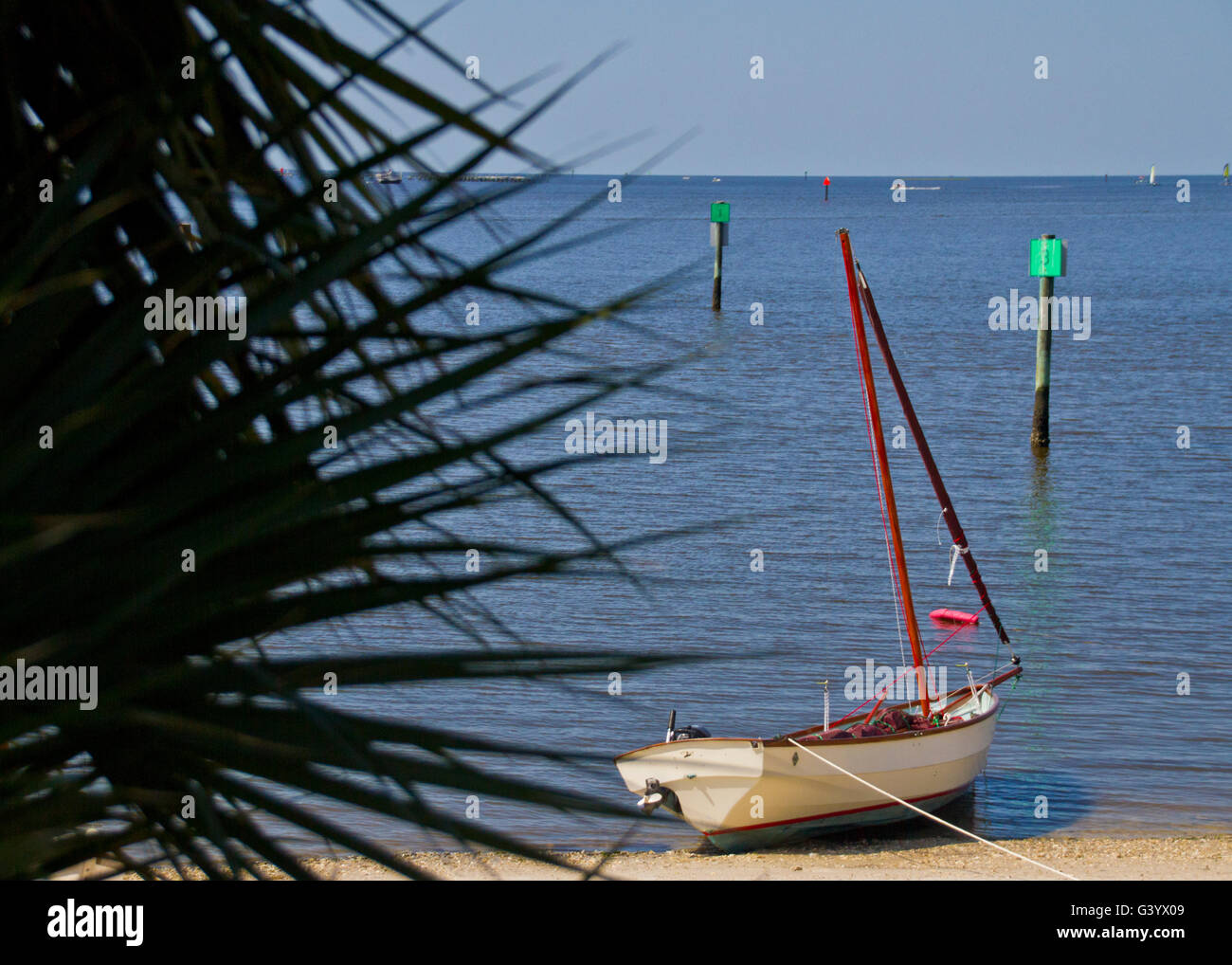 Petit voilier en bois assis sur le rivage à Cedar Key en Floride Banque D'Images