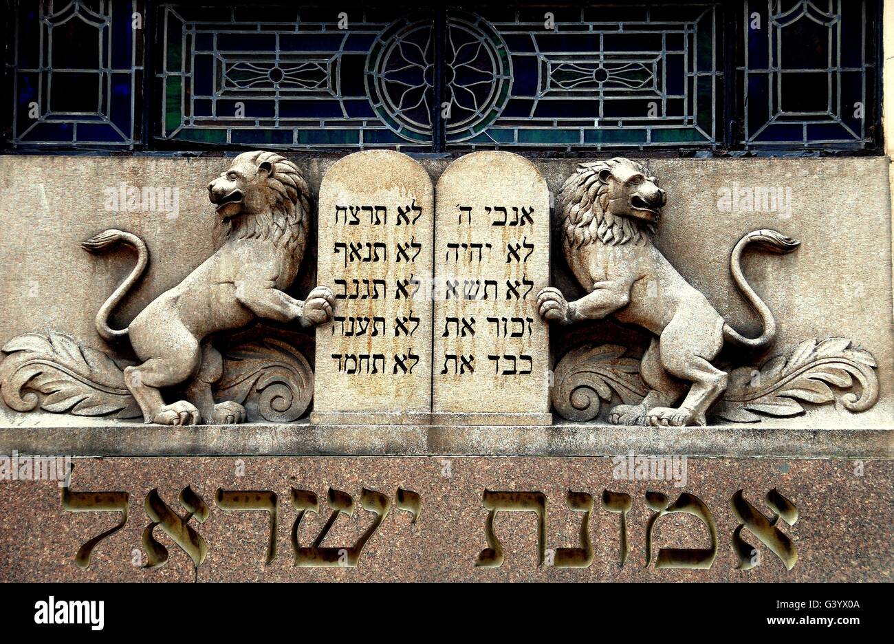 La ville de New York : Les Lions de Juda Dix Commandements des flancs comprimés au-dessus de l'entrée de Congrégation Israël Eumanath Banque D'Images