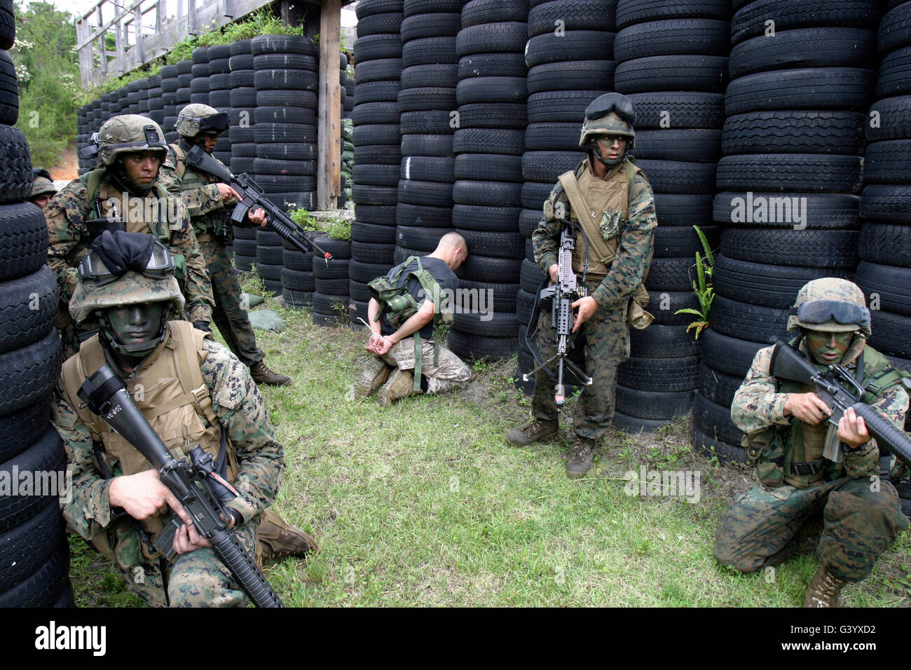 Marines configurer la sécurité en attendant de passer à un site d'extraction pendant un raid. Banque D'Images