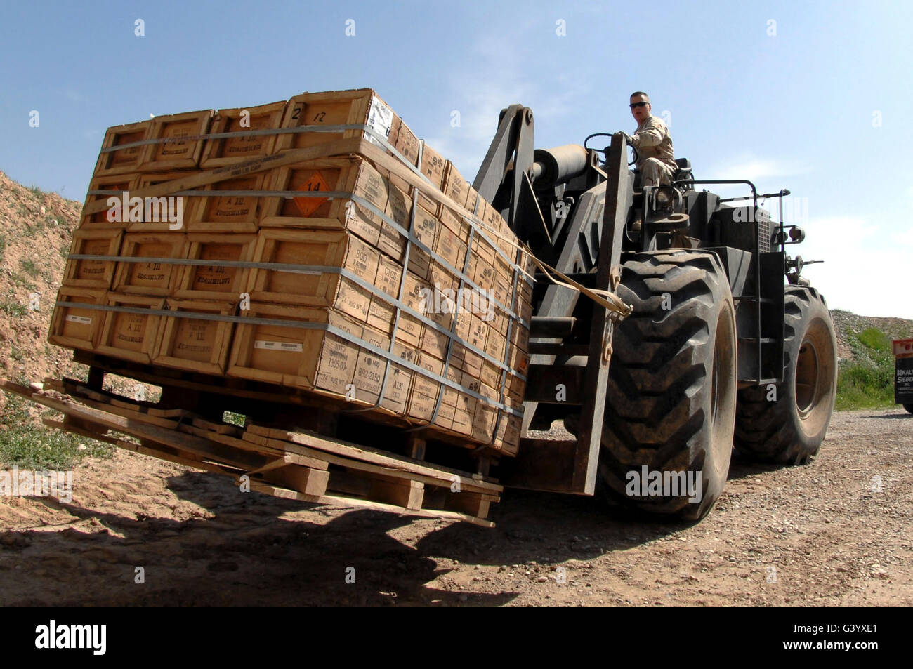 Airman charge une palette de munitions dans un camion de livraison. Banque D'Images