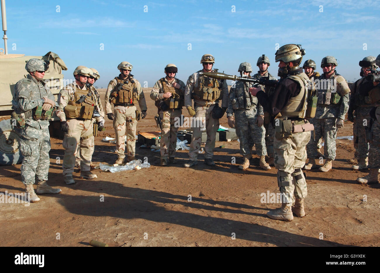 Un soldat apprend à gérer correctement un lance-grenades RPG-7. Banque D'Images