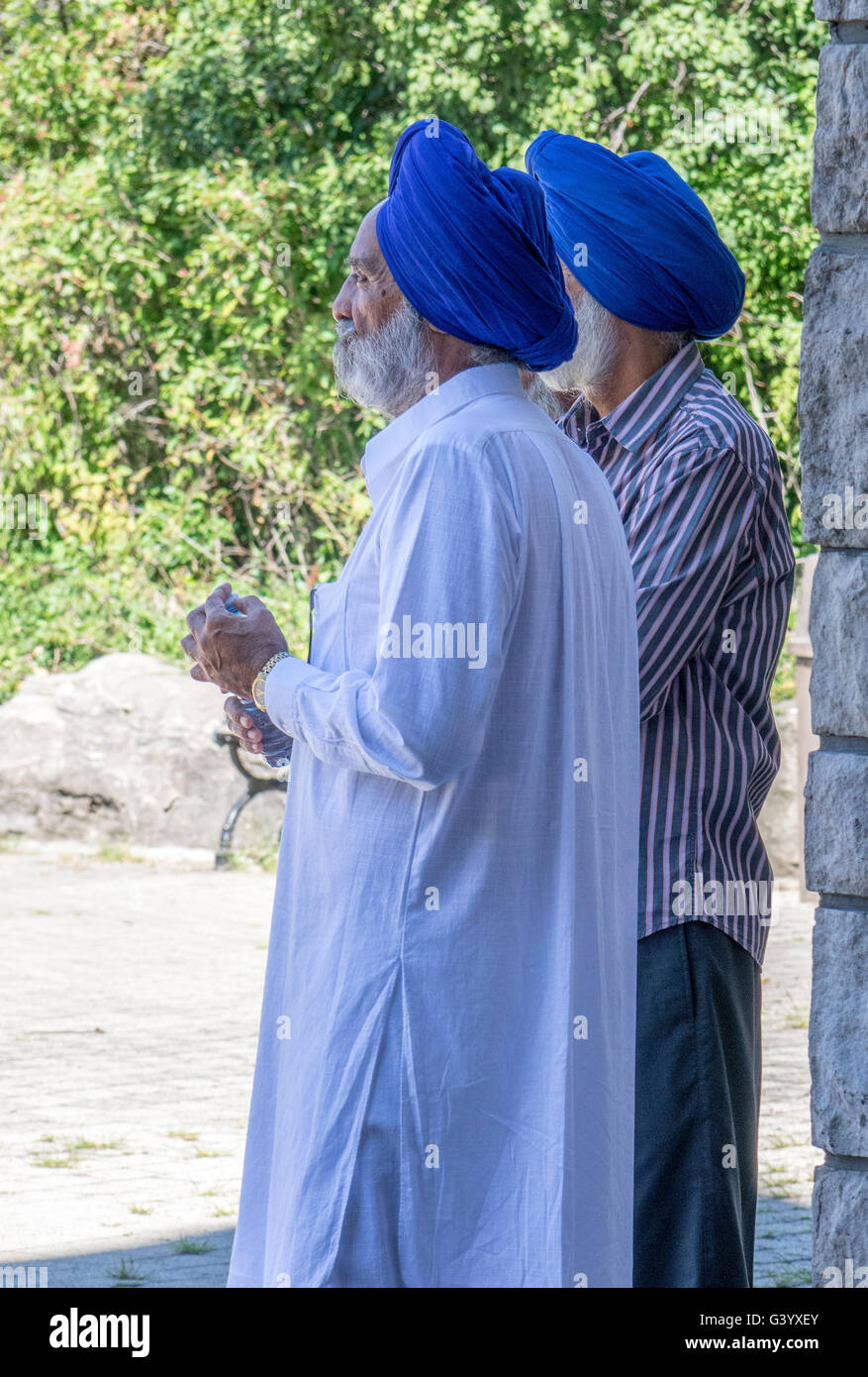 Deux hommes sikhs de porter un turban bleu (Dastar), se tenir à l'ombre Banque D'Images