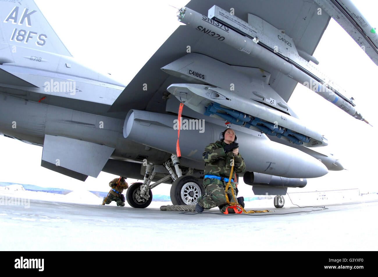 Les aviateurs de l'US Air Force une préparation F-16C Fighting Falcon. Banque D'Images