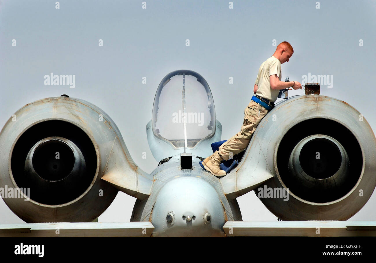 Airman effectue une inspection d'admission et d'échappement sur un A-10 Thunderbolt II. Banque D'Images