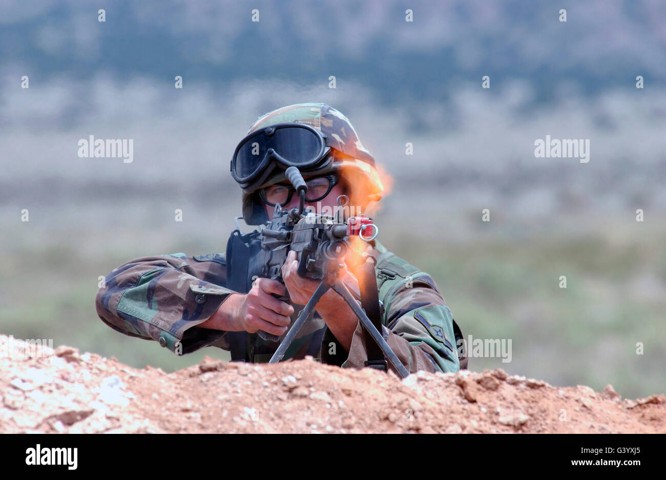 Les feux d'un membre de l'US Air Force un FNMI 7,62 mm M240B machine gun. Banque D'Images