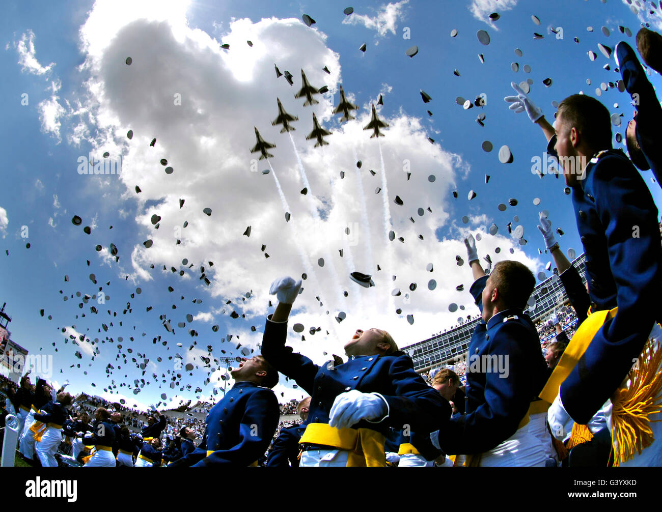Les diplômés de l'US Air Force Academy jettent leurs chapeaux en l'air. Banque D'Images