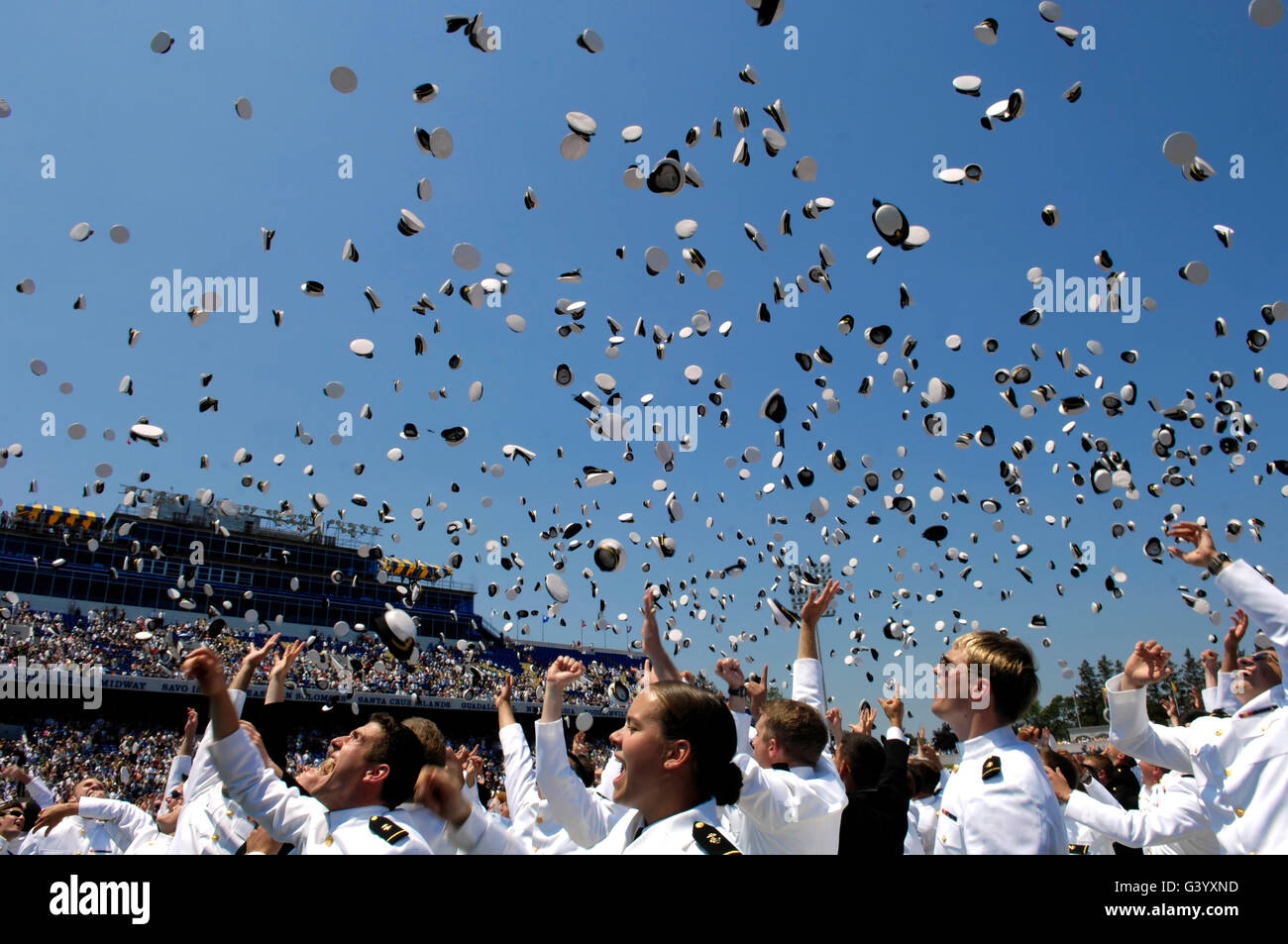 Les diplômés de l'académie navale des États-Unis jettent leurs chapeaux en l'air. Banque D'Images