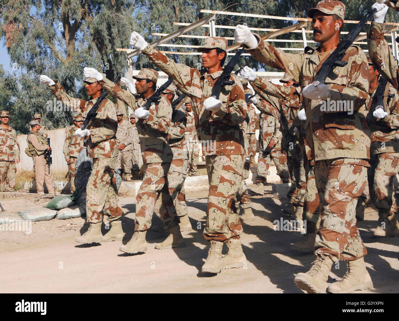 Swing d'armes à l'unisson que les soldats de l'armée iraquienne depuis mars des fonctionnaires. Banque D'Images