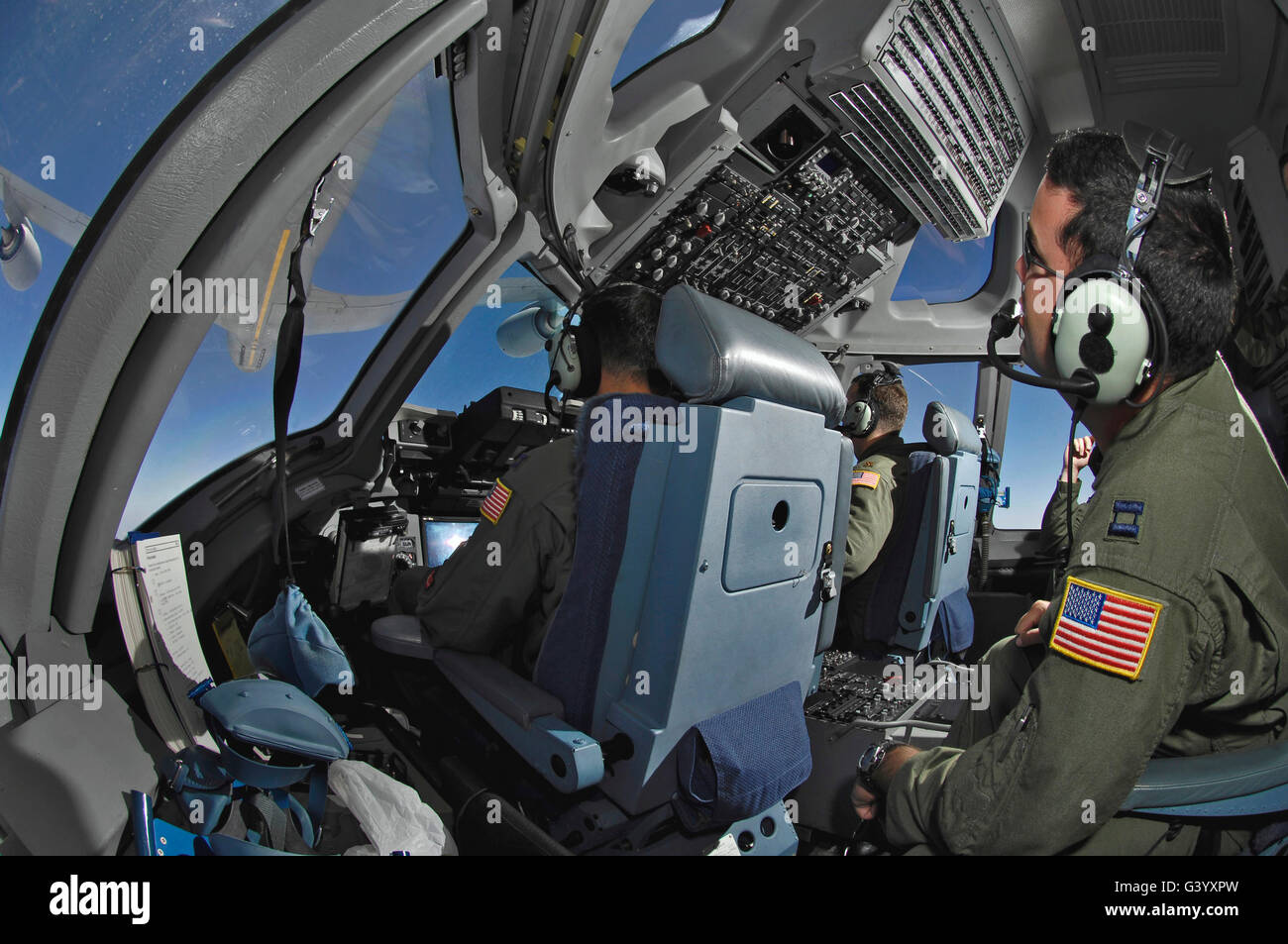 C-17 Globemaster III, les membres de l'équipage aérien pratique de faire le plein. Banque D'Images