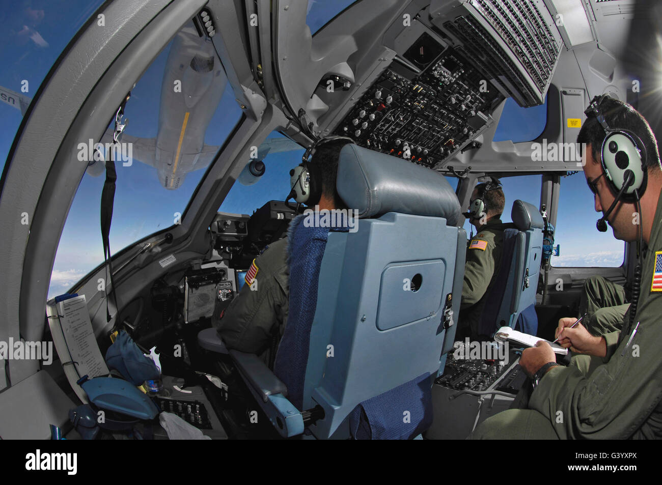 C-17 Globemaster III, les membres de l'équipage aérien pratique de faire le plein. Banque D'Images