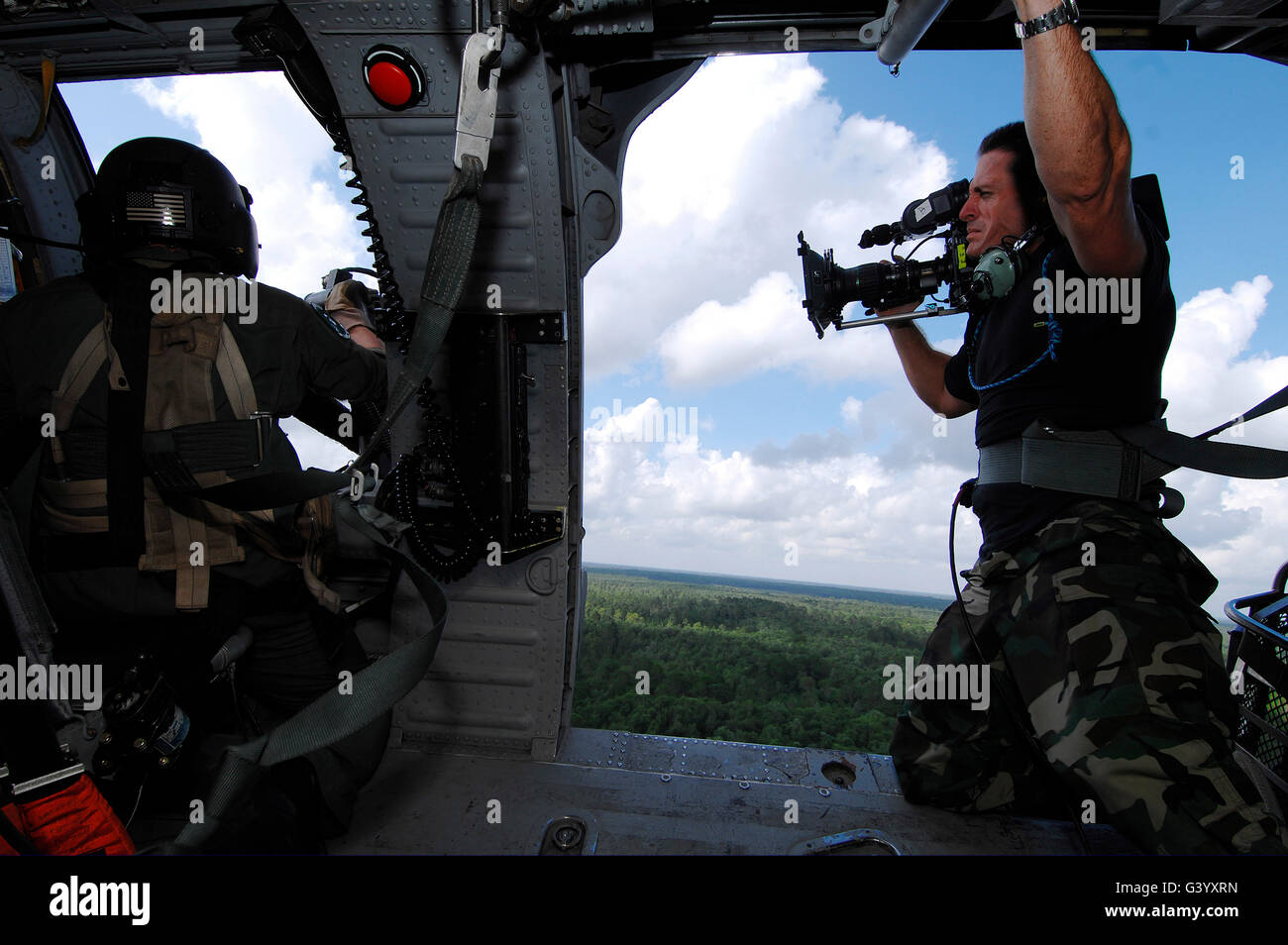 Une photographie vidéo un soldat tirant le canon GAU-2 d'un HH-60 Pave Hawk. Banque D'Images
