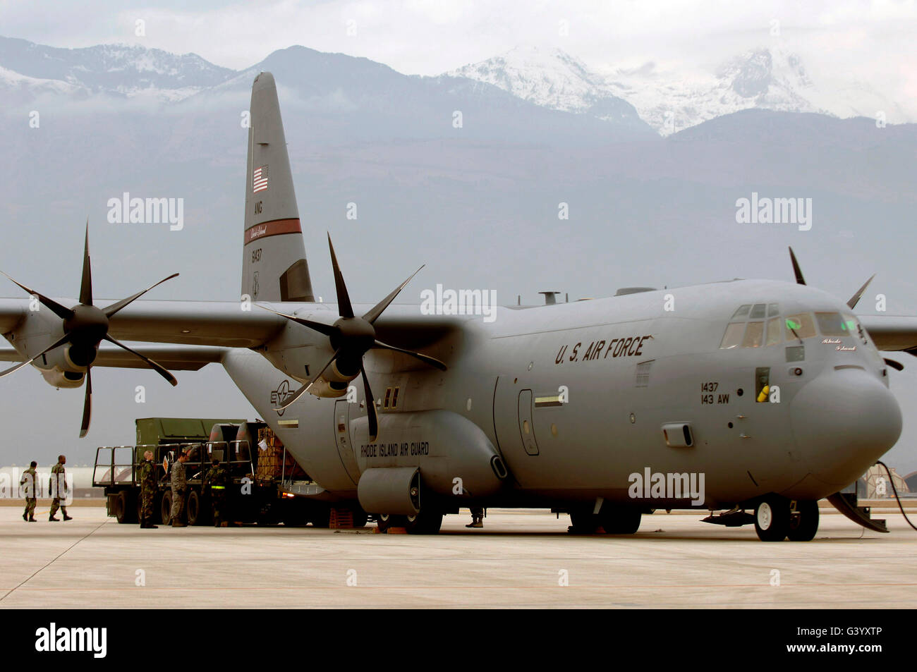 Un C-130J Hercules prend 25K-livres de marchandises. Banque D'Images