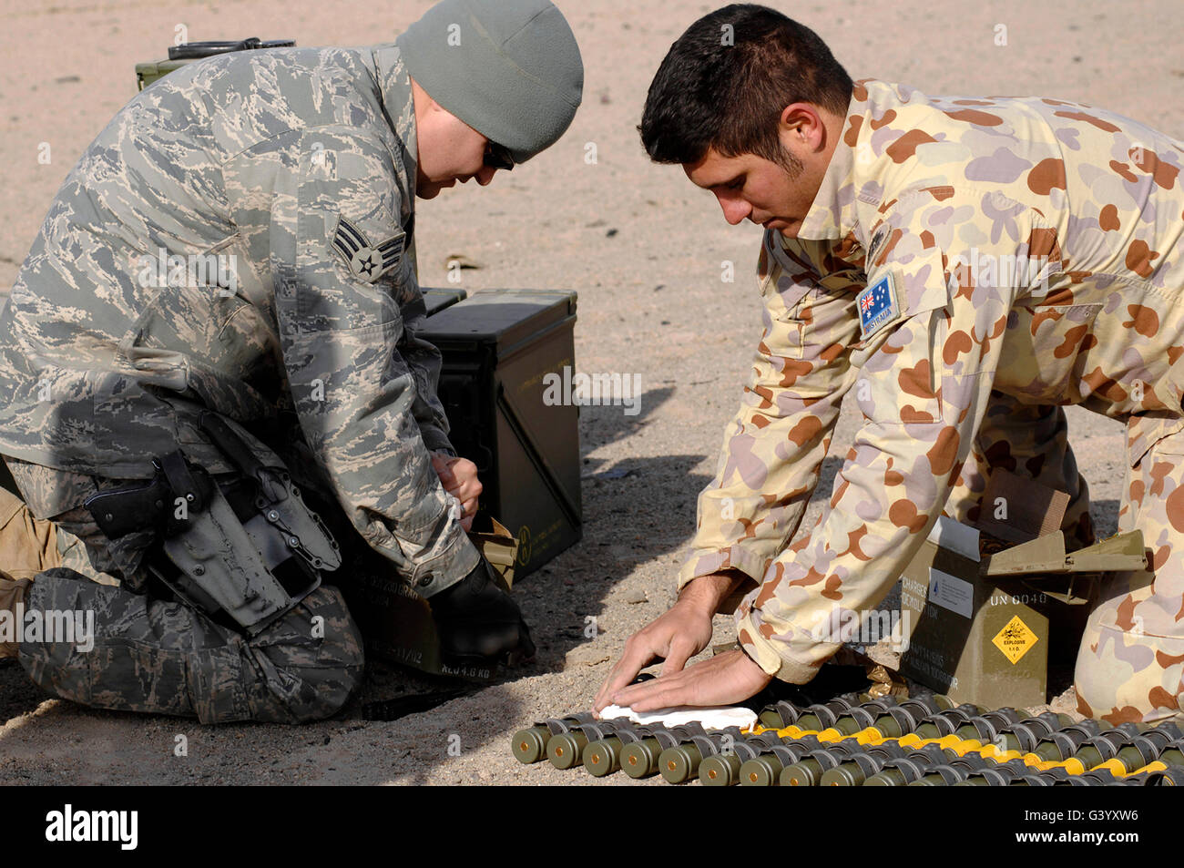 Les soldats P-4 d'explosifs plus de munitions lors d'une détonation contrôlée. Banque D'Images