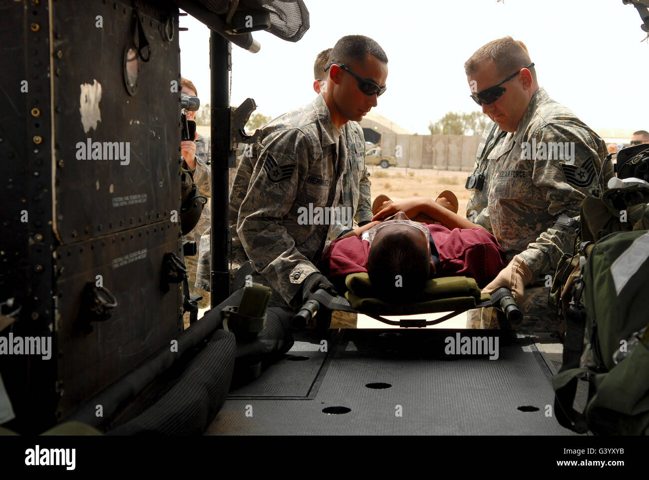Les techniciens médicaux charger un Irakien de traumatisme sur une Force aérienne irakienne Huey II. Banque D'Images
