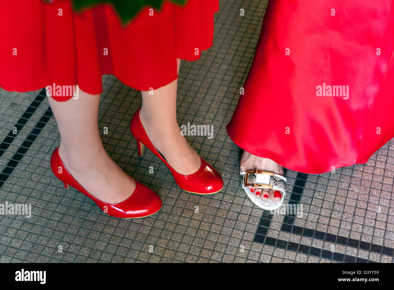 Les chaussures rouges talons, low section Banque D'Images
