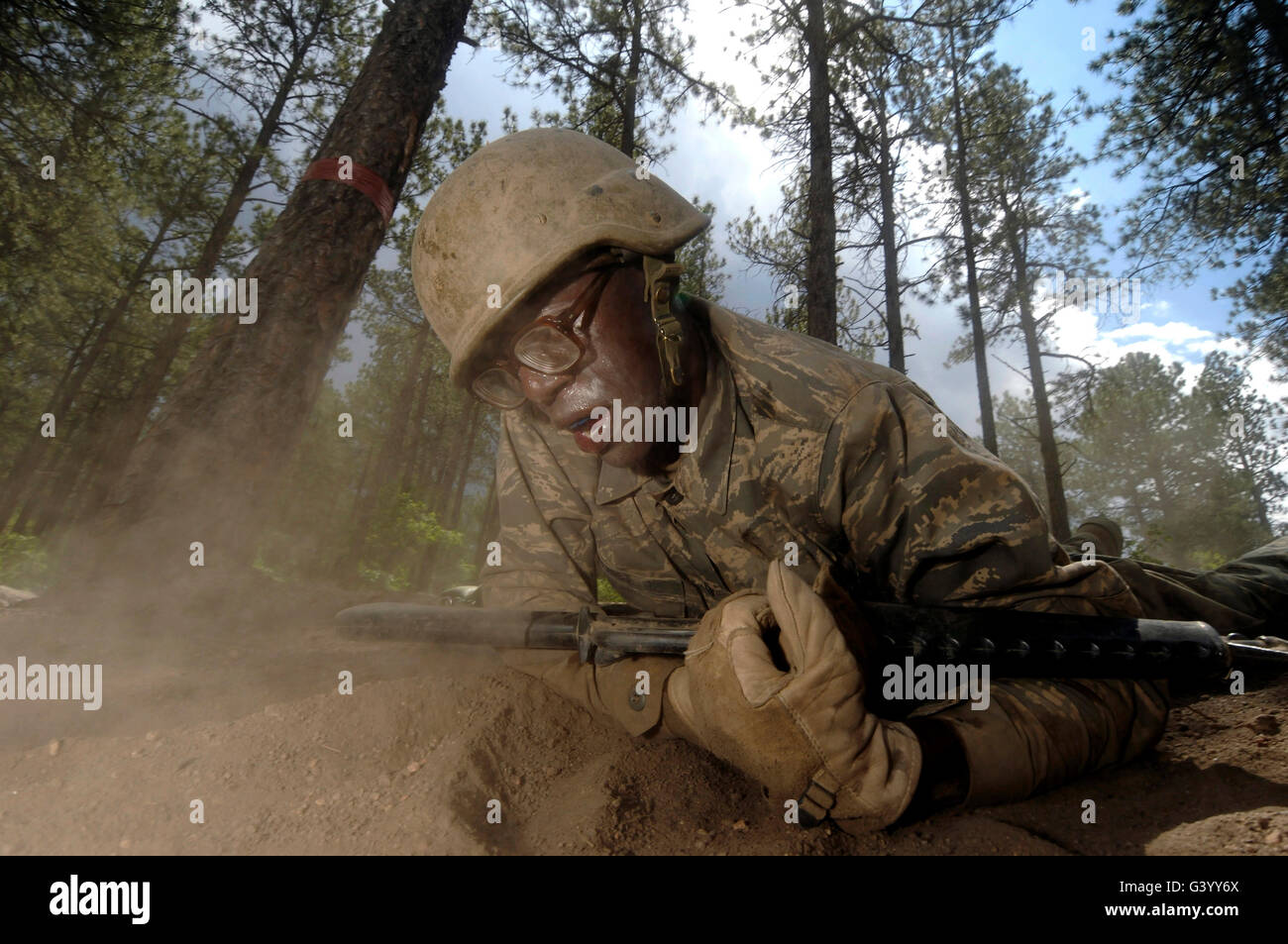 Le Cadet se traîne une partie d'un parcours du combattant. Banque D'Images