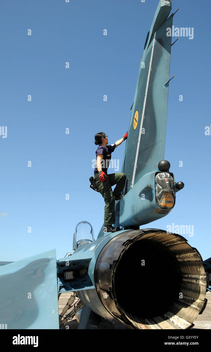 Un technicien effectue après le vol d'entretien sur une JASDF F-2 d'avions de chasse. Banque D'Images
