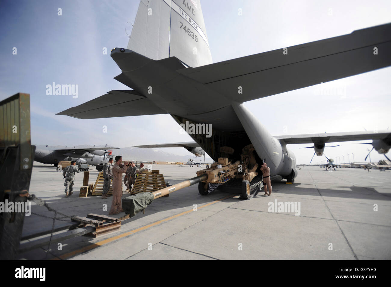 Chargement d'un équipage d'un obusier M7772 sur un U.S. Air Force C-130J. Banque D'Images