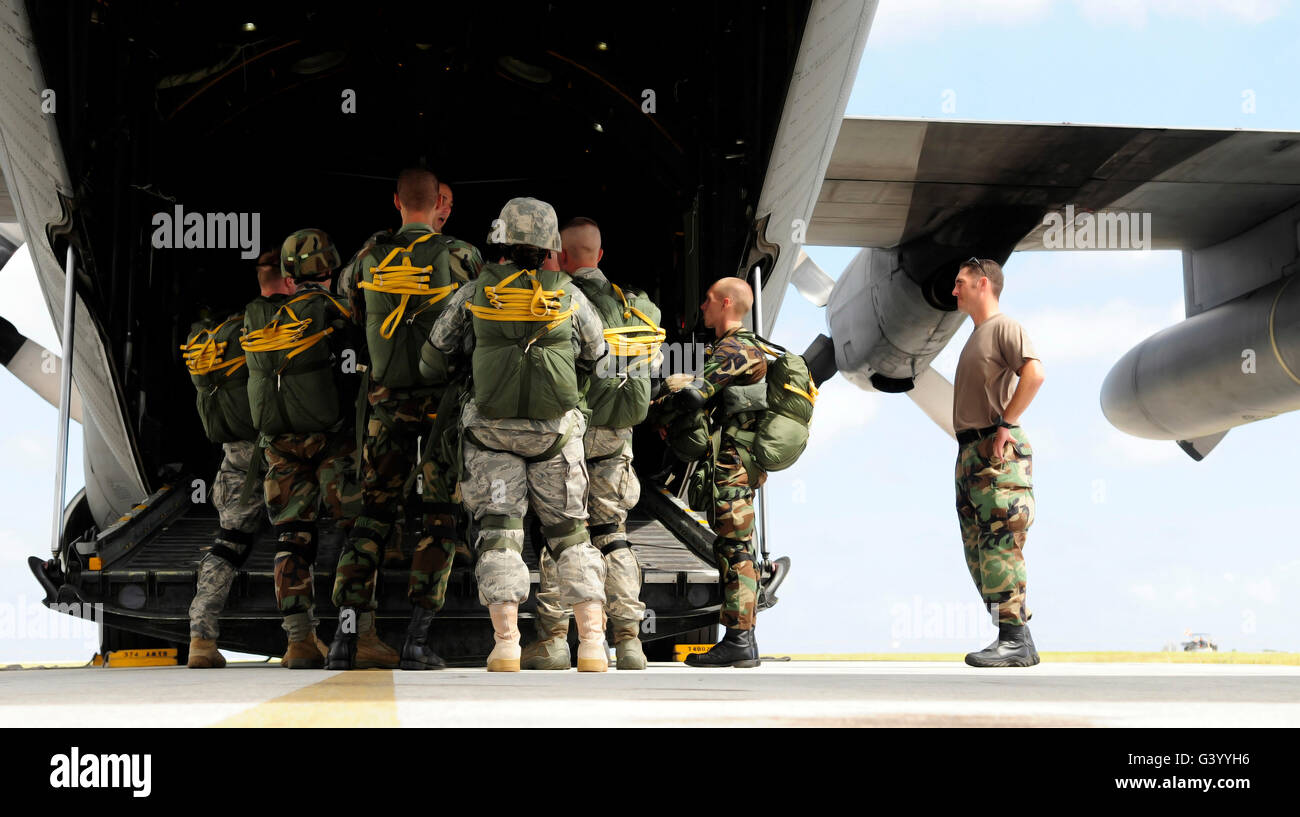 Parachutistes se rassemblent autour de l'arrière d'un C-130 Hercules pour une séance d'information de dernière minute. Banque D'Images