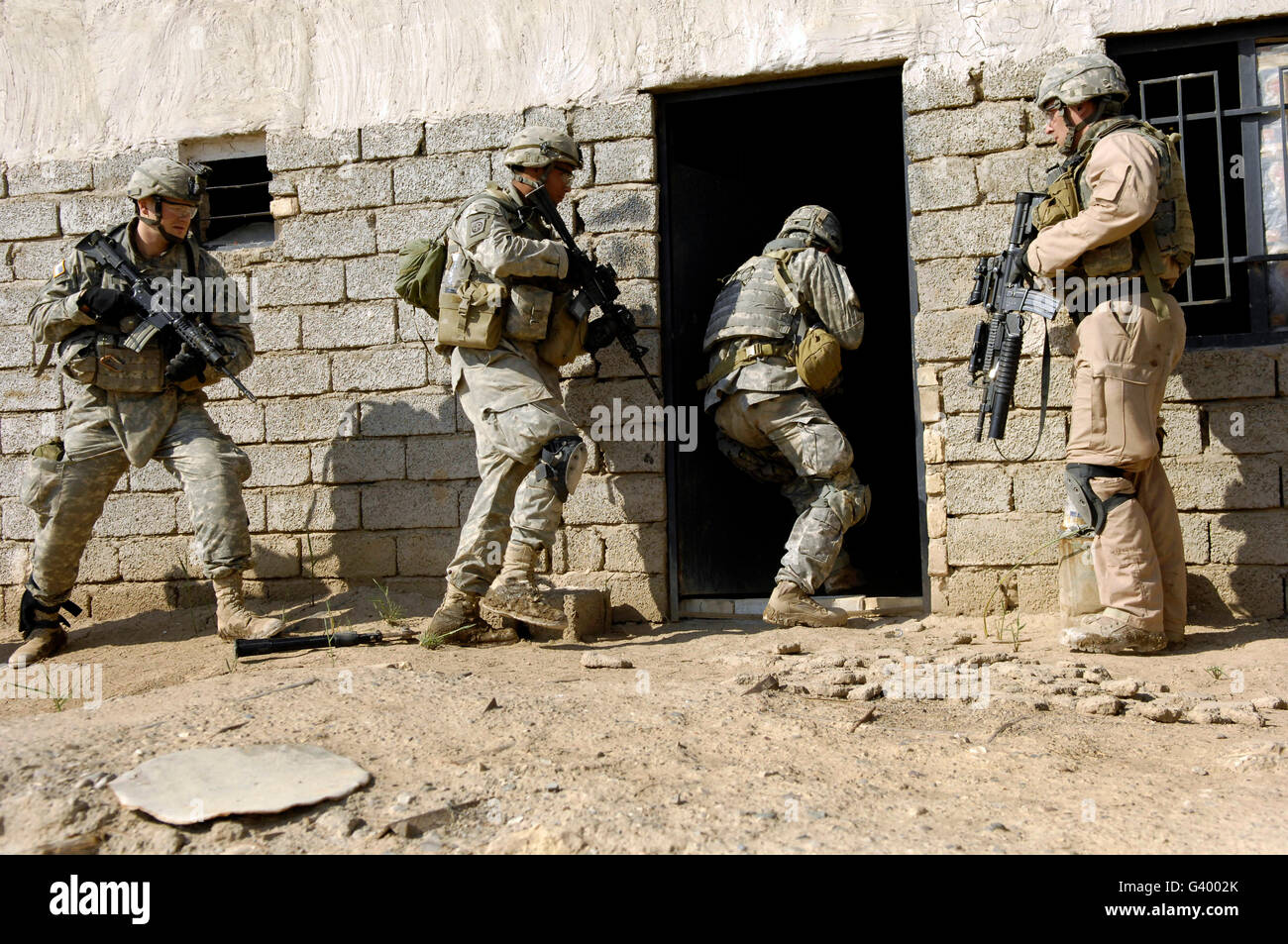 Les soldats de l'armée américaine violer une maison pour rechercher des activités insurrectionnelles dans Zaghiniyat, de l'Iraq. Banque D'Images