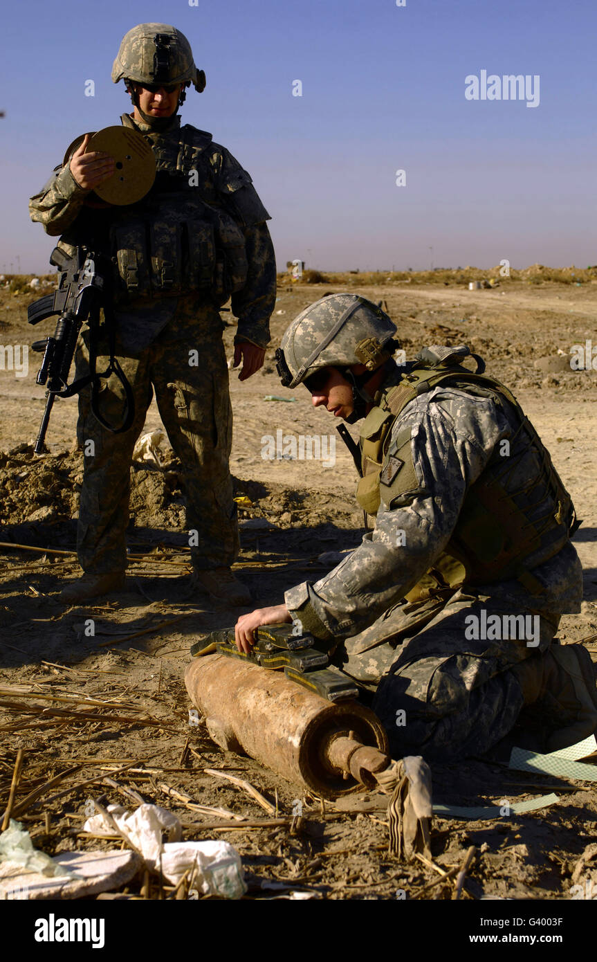 Les soldats de l'armée américaine se prépare à faire exploser des engins non explosés à Bagdad, Iraq. Banque D'Images
