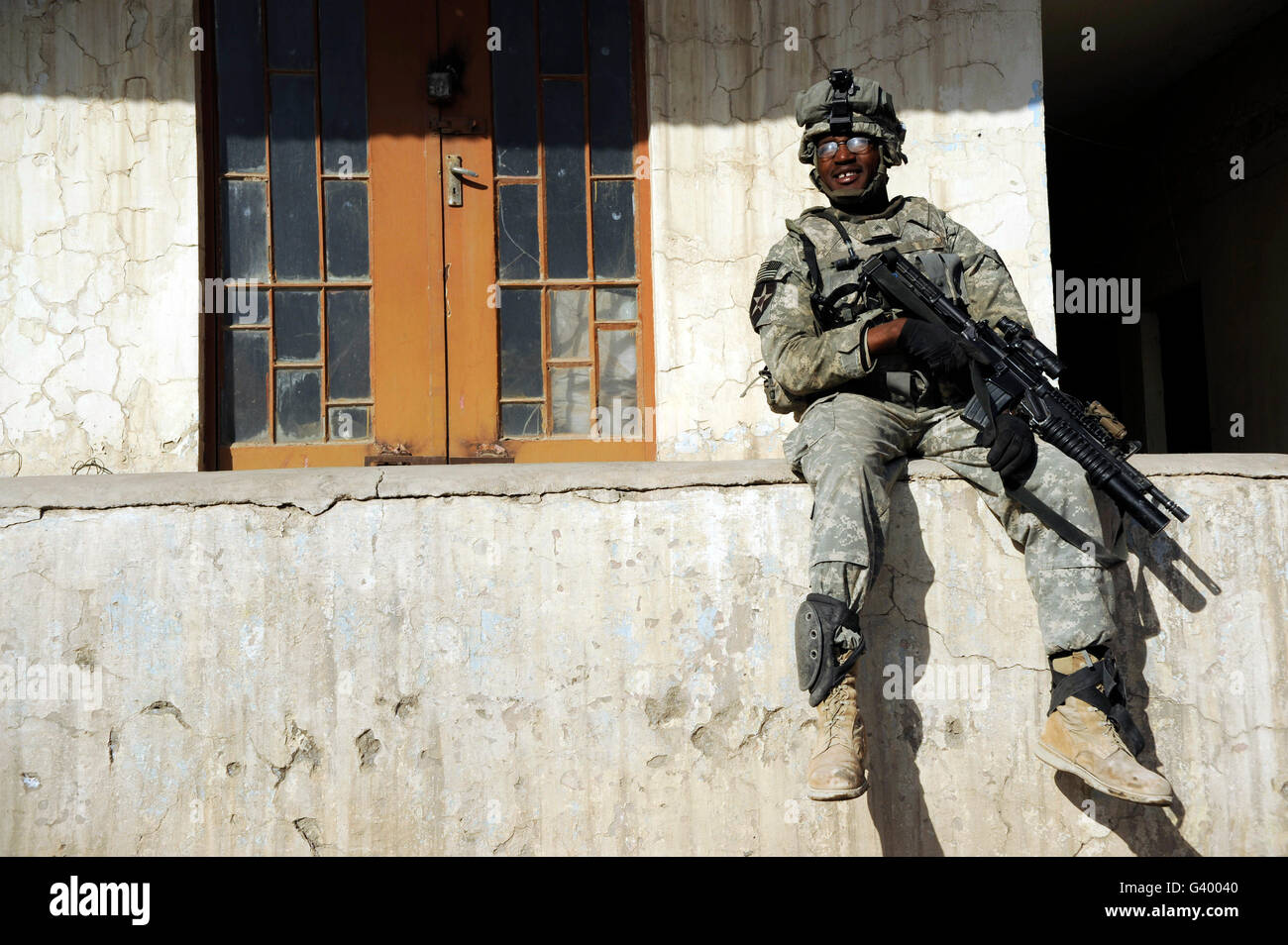 Soldat de l'armée américaine en visite dans un avant poste de la Police nationale irakienne à Mossoul, en Irak. Banque D'Images