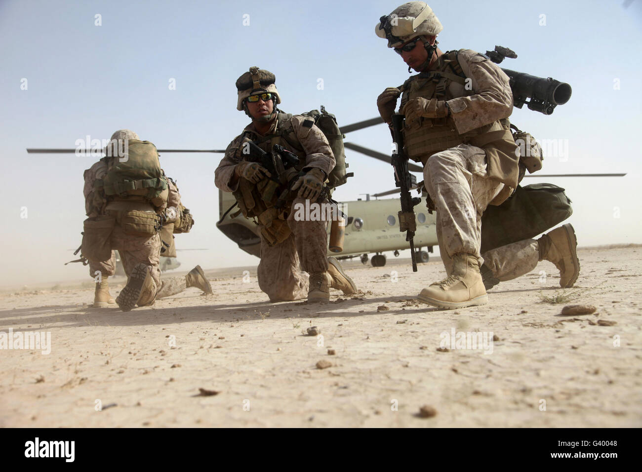 Les Marines américains le déchargement d'un hélicoptère à l'extérieur du Camp Bastion (Afghanistan). Banque D'Images